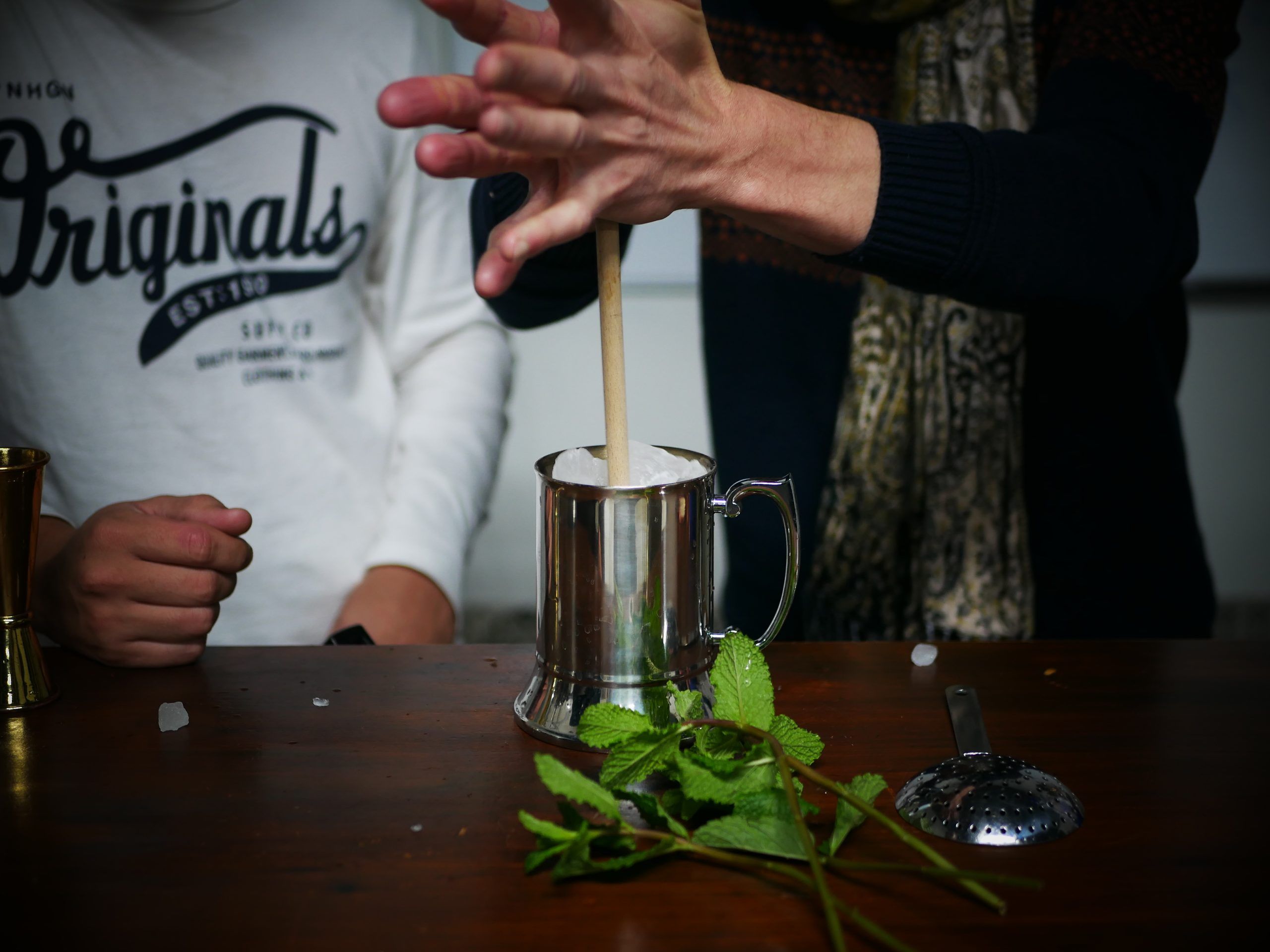 preparar el coctel Mint Julep en Valencia